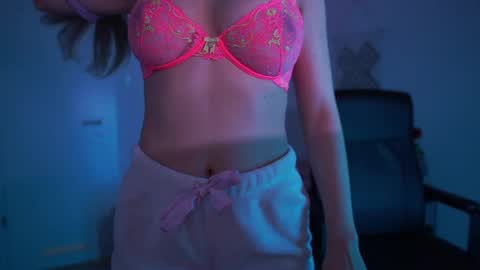 evelyncage_ online show from 03/12/25, 10:07