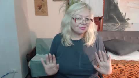 Snapshot of evelynloveshy chatting on 11/06/25, 10:10 BarbaraBlondy online show from 11/06/25, 10:10