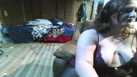 Snapshot of evelynnangel13 chatting on 11/04/25, 02:10 Evelynn Angel online show from 11/04/25, 02:10