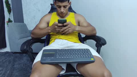 Snapshot of evessinn chatting on 10/17/25, 04:42 luis online show from 10/17/25, 04:42