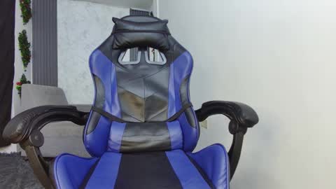 Snapshot of evessinn chatting on 10/22/25, 11:04 luis online show from 10/22/25, 11:04