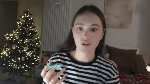 evi_woow online show from 12/17/25, 08:59