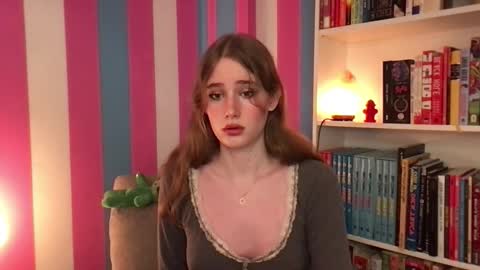 Snapshot of eviecam chatting on 10/19/25, 08:04 Evie3 online show from 10/19/25, 08:04