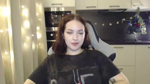 Snapshot of eviik chatting on 12/21/24, 11:45 Lessie online show from 12/21/24, 11:45