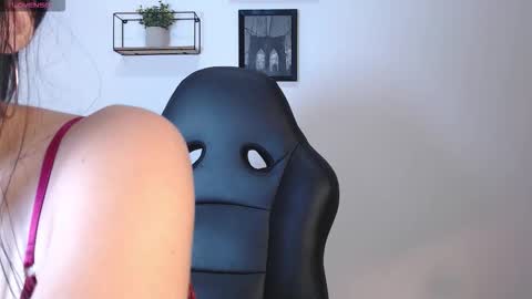 Snapshot of evilthoughts_ chatting on 12/23/25, 03:04 Sofia and David online show from 12/23/25, 03:04