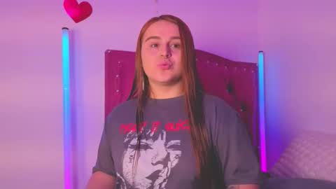 Snapshot of evy_orange1 chatting on 10/14/25, 01:50 EVY online show from 10/14/25, 01:50