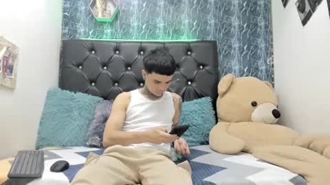 Snapshot of exotichot_couple chatting on 11/25/25, 10:43 exotichot_couple online show from 11/25/25, 10:43