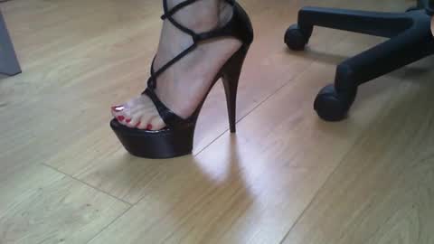 Elise online show from 10/21/25, 01:23