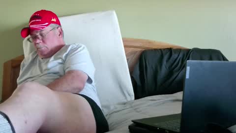 Snapshot of eyeswideshut63 chatting on 10/18/25, 10:43 Eyeswideshut63 online show from 10/18/25, 10:43