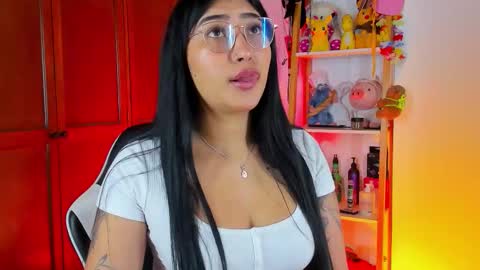 Snapshot of eymy_hadid_ chatting on 12/15/25, 08:57 Emily online show from 12/15/25, 08:57