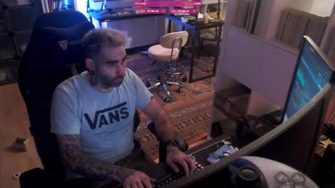 Snapshot of eytab chatting on 10/13/25, 08:09 Eytab online show from 10/13/25, 08:09