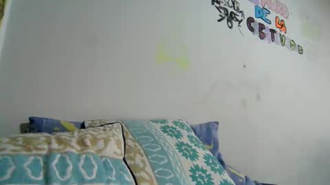 Snapshot of ezlngirl chatting on 05/17/26, 04:25 Aimee online show from 05/17/26, 04:25