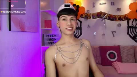 Snapshot of ezra_storm chatting on 10/23/25, 06:13 Juan online show from 10/23/25, 06:13