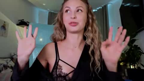 Snapshot of f1oraa chatting on 11/16/25, 11:27 if you dont have fansly account yet use this link to registration online show from 11/16/25, 11:27