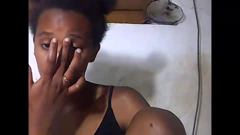 Snapshot of falielyse chatting on 10/27/25, 08:40 falielyse online show from 10/27/25, 08:40