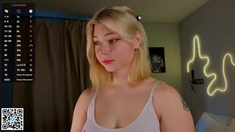 Emilia online show from 09/30/25, 04:17