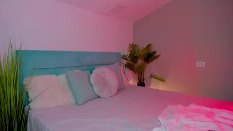 Snapshot of fallen1_angel chatting on 11/20/25, 12:11 Lana online show from 11/20/25, 12:11