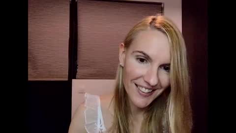 Snapshot of fanny_posy chatting on 01/04/25, 04:23 Fanny online show from 01/04/25, 04:23