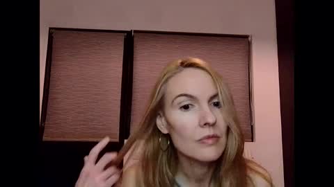 Snapshot of fanny_posy chatting on 01/07/25, 04:05 Fanny online show from 01/07/25, 04:05
