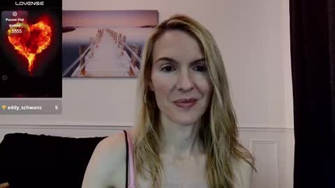 Snapshot of fanny_posy chatting on 02/22/25, 01:00 Fanny online show from 02/22/25, 01:00