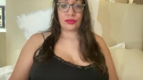 Snapshot of farahday chatting on 09/09/25, 11:43 Farah online show from 09/09/25, 11:43