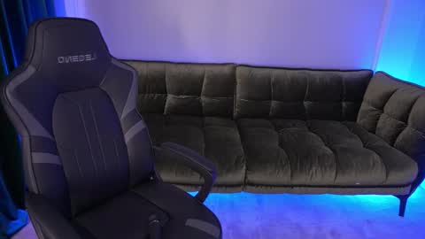 Snapshot of fatalenellie chatting on 09/18/25, 08:00 Nellie online show from 09/18/25, 08:00