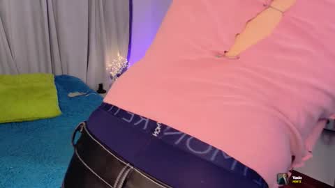 Snapshot of fatass_420 chatting on 12/01/25, 10:48 Johan online show from 12/01/25, 10:48