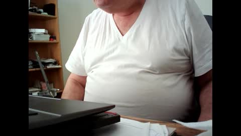 Snapshot of fatbellyitalian chatting on 10/14/25, 08:31 fatbellyitalian online show from 10/14/25, 08:31