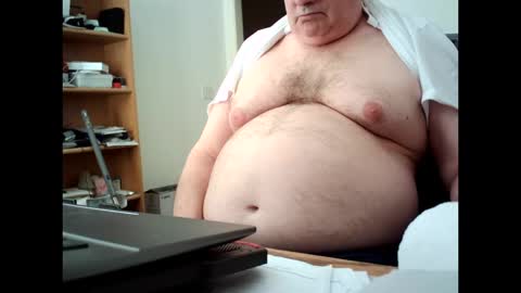 Snapshot of fatbellyitalian chatting on 10/15/25, 05:35 fatbellyitalian online show from 10/15/25, 05:35