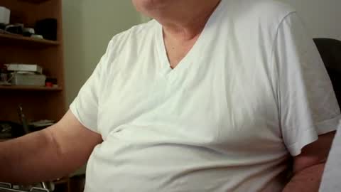 Snapshot of fatbellyitalian chatting on 10/17/25, 12:41 fatbellyitalian online show from 10/17/25, 12:41