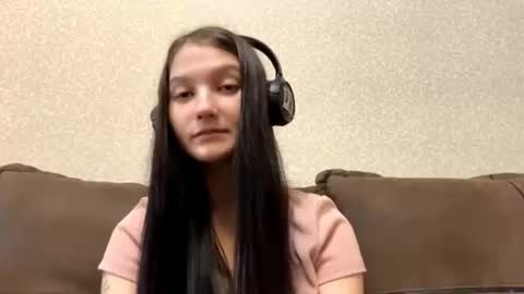 Aurora 18yo online show from 10/24/25, 07:49