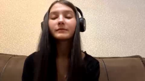 Aurora 18yo online show from 11/18/25, 09:25