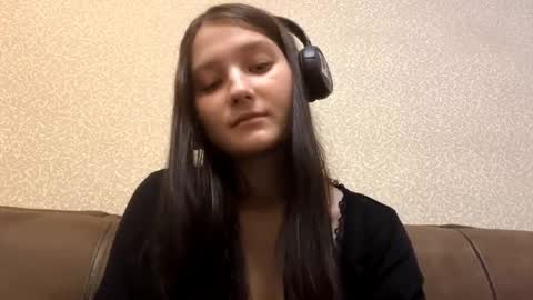 Aurora 18yo online show from 11/21/25, 09:19