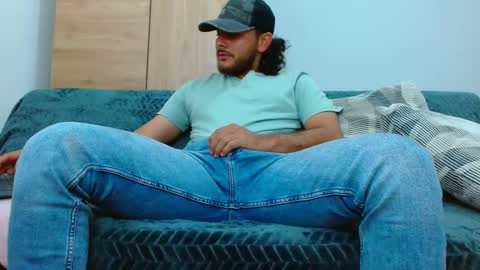Snapshot of favid95 chatting on 09/18/25, 02:02 favid95 online show from 09/18/25, 02:02