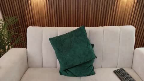 Snapshot of feelina_firesoul chatting on 12/17/25, 06:14 Feelena online show from 12/17/25, 06:14