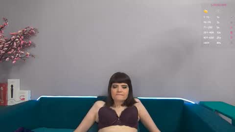 Snapshot of feelsgoodwoman chatting on 09/17/25, 03:19 Laura online show from 09/17/25, 03:19