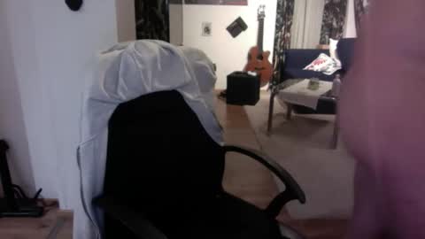 Snapshot of feetkissboy chatting on 11/07/25, 04:29 feetkissboy online show from 11/07/25, 04:29