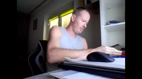 Max online show from 12/01/25, 12:43