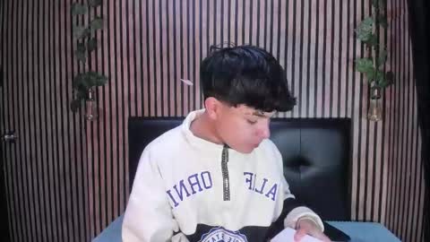 felipe_boy_18 online show from 09/10/25, 04:01