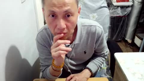 Snapshot of felixlau chatting on 12/21/25, 10:55 felixlau online show from 12/21/25, 10:55