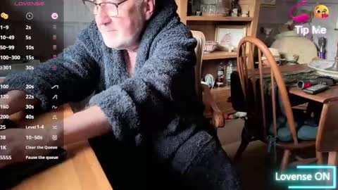 Snapshot of fellainsp8 chatting on 10/21/25, 07:31 Adam online show from 10/21/25, 07:31