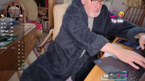 Snapshot of fellainsp8 chatting on 11/16/25, 09:37 Adam online show from 11/16/25, 09:37