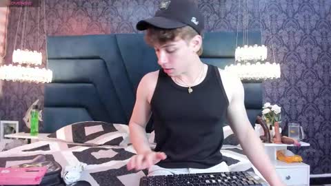 Femboy Max online show from 12/18/25, 11:38