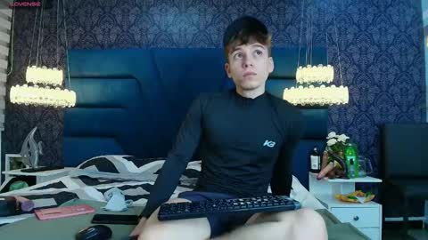 Femboy Max online show from 12/19/25, 12:01