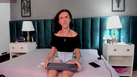 Snapshot of fenix_karoll chatting on 01/04/25, 04:11 Karol online show from 01/04/25, 04:11