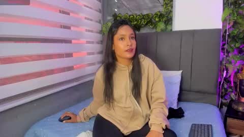 fernanda_liie_ online show from 11/10/25, 12:48