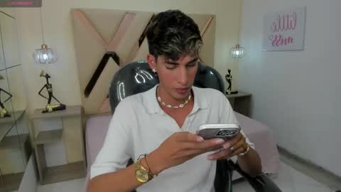 Snapshot of ferphoenix_ chatting on 10/05/25, 04:00 FER PHOENIX online show from 10/05/25, 04:00