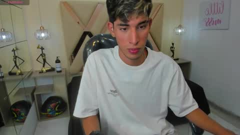 Snapshot of ferphoenix_ chatting on 10/10/25, 04:22 FER PHOENIX online show from 10/10/25, 04:22