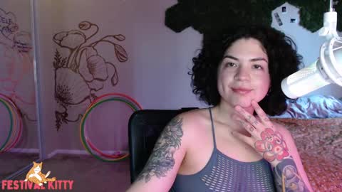 Snapshot of festivalkittycici chatting on 01/12/25, 10:22 CiCi online show from 01/12/25, 10:22
