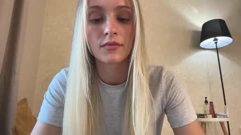 Snapshot of fflloowweerr chatting on 09/20/25, 10:49 Lisa online show from 09/20/25, 10:49